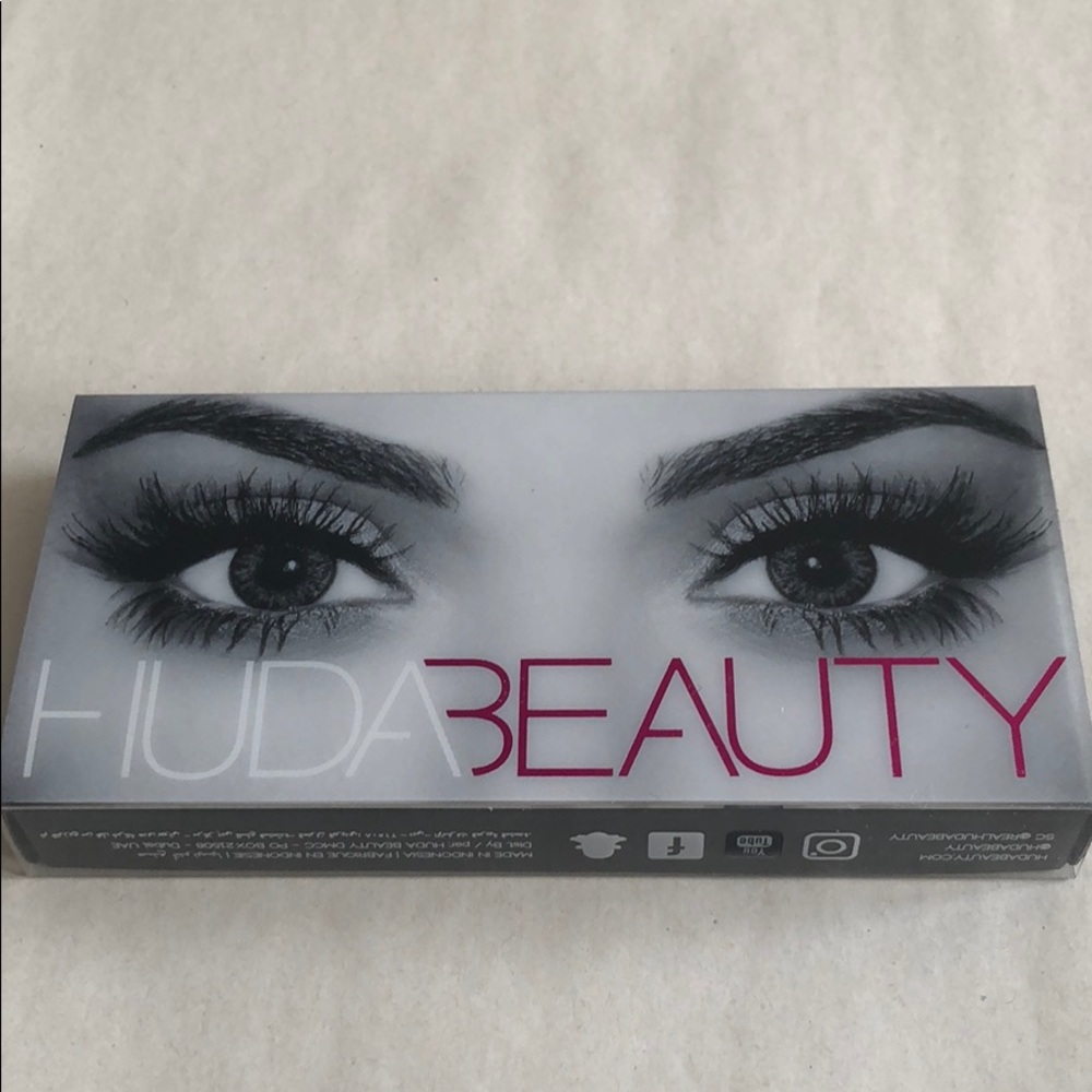 Huda Beauty Samantha Lashes! NIB! - Picture 4 of 5